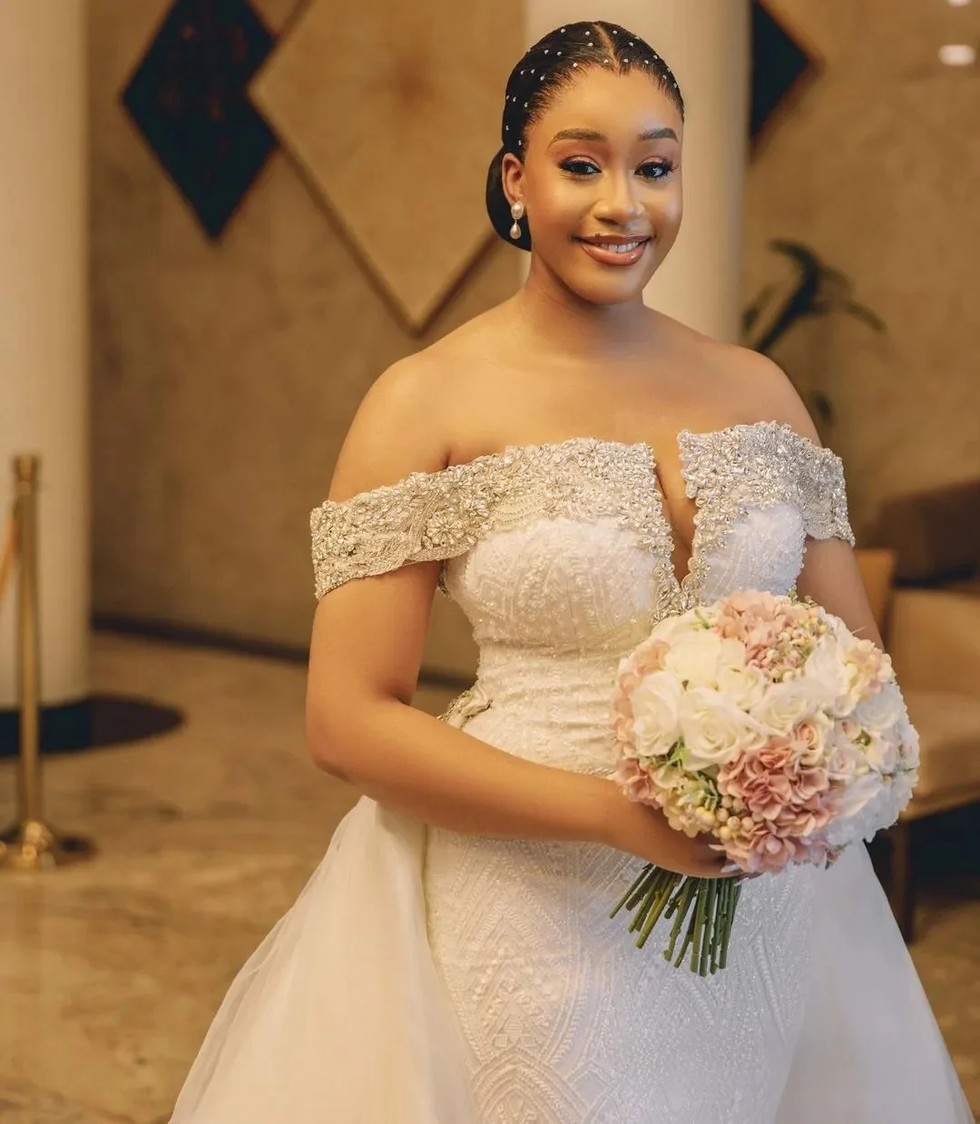 Suknie ślubne syreny plus size na zamówienie dla panny młodej, z odkrytymi ramionami, zdobione koralikami, koronką, odpinaną koronką z koralikami i dżetami.