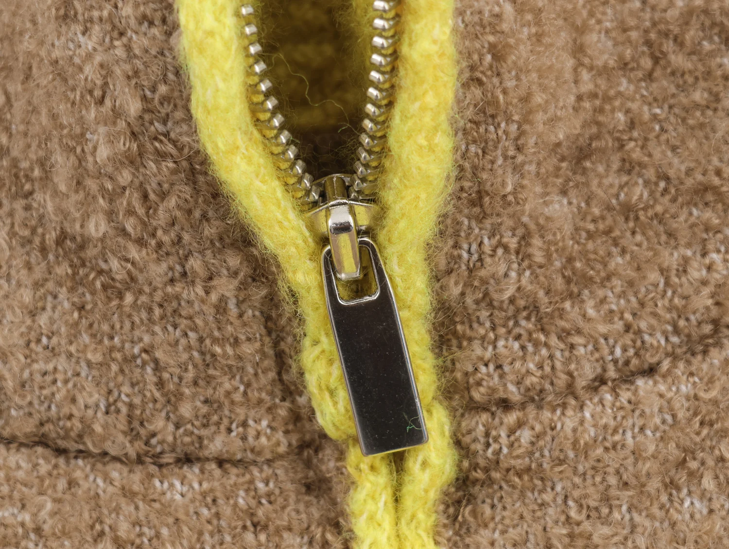 منتج شتاء جديد لعام 2025 معطف نسائي كسول فضفاض بألوان متباينة وطبقة مزخرفة محبوكة #4