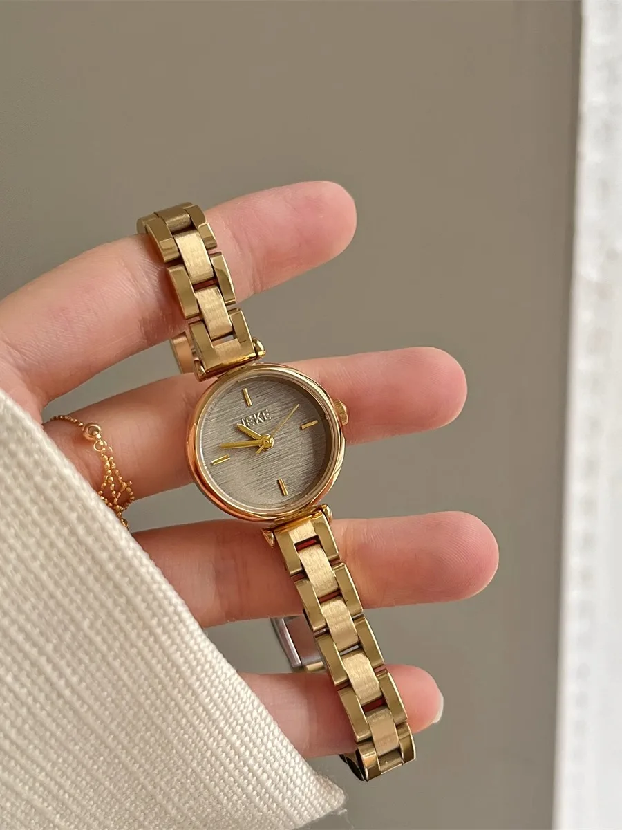 High-EndStylishWomen'SRound WatchWith A Luxurious And Elegant Design Featuring A Silver Stainless Steel Band And Quartz Movement