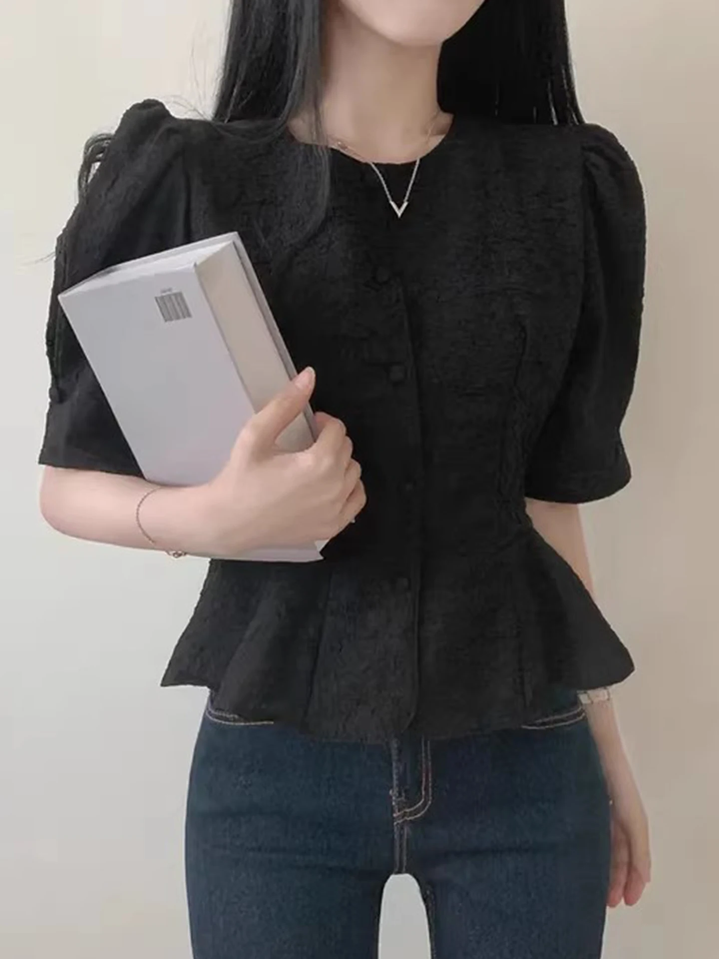 

Женская летняя рубашка Slim Fit с коротким рукавом, круглым вырезом и одной пуговицей, новый стиль, с эффектом текстуры, в корейском стиле, для повседневной носки.