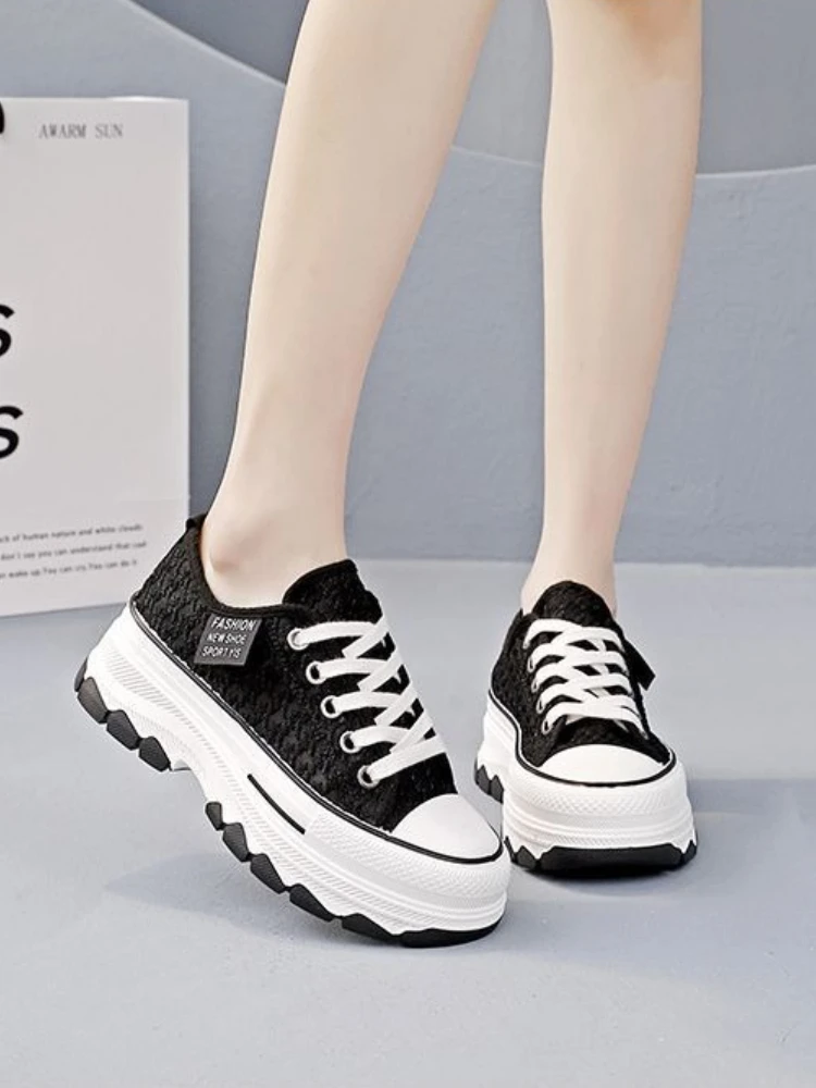 2025 الربيع والخريف جديد سميك وحيد الارتفاع زيادة تنفس شبكة رقيقة أحذية رياضية موضة أحذية الدانتيل غير رسمية للنساء