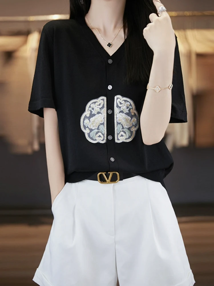 

Женская футболка с V-образным вырезом и вышивкой, приталенный крой, короткий рукав, комфортная базовая модель в корейском стиле, мода Лето 2025