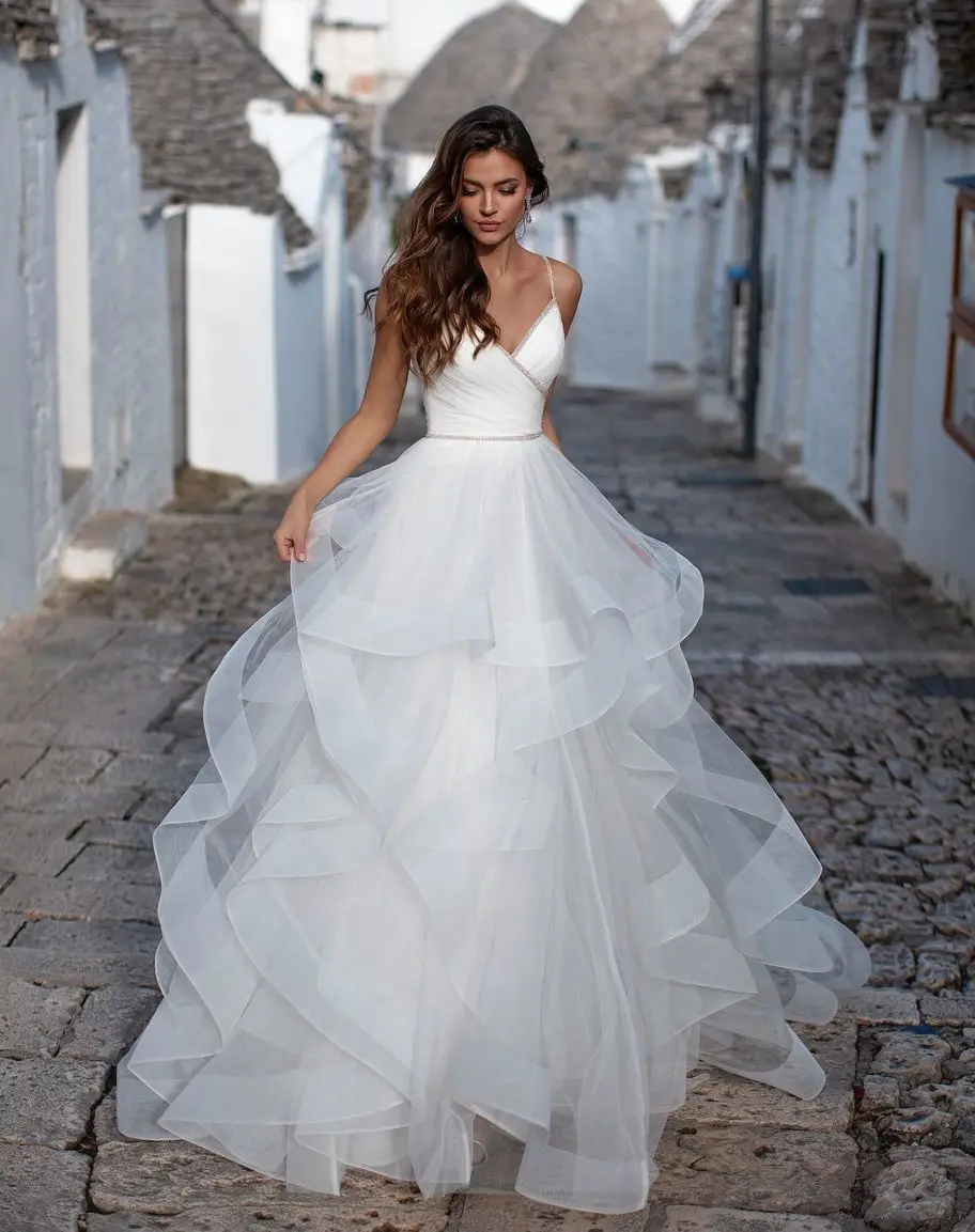 Elegant Spaghetti Straps Ball Gown Wedding Dresses Backless Robe de Mariage Delicate Beaded Ruffles Bridal Gown