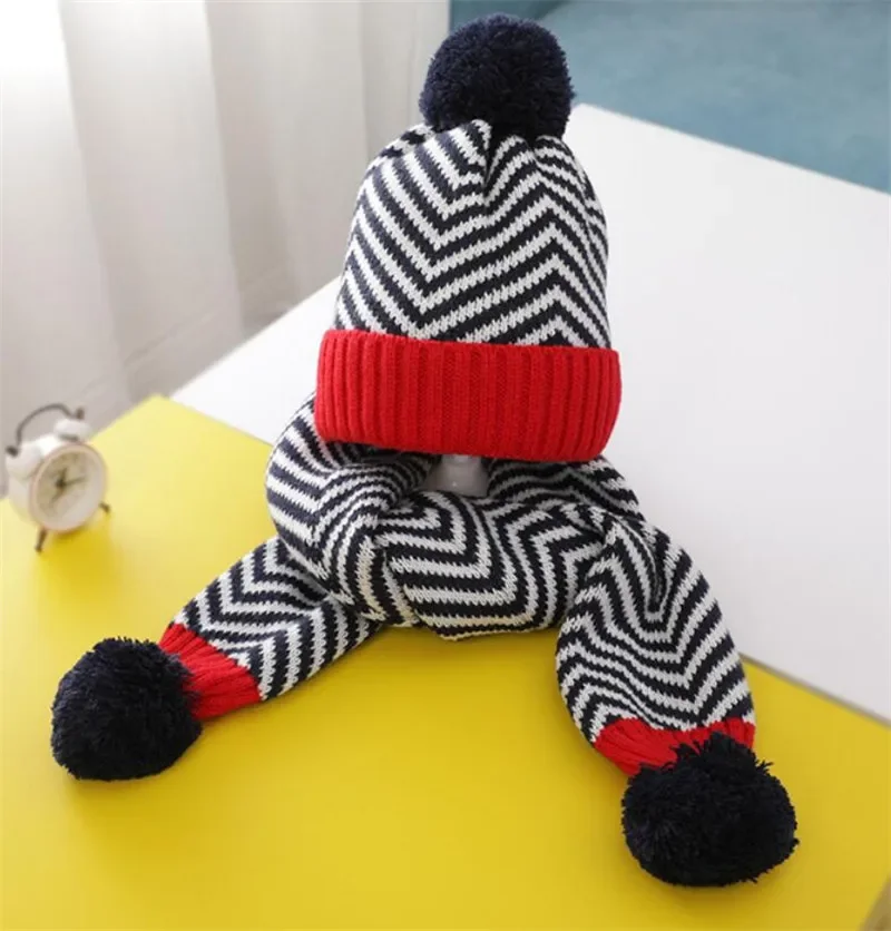 Cappello e sciarpa in maglia calda per bambini invernali Cappello a righe patchwork per bambini Set da 2 pezzi Berretto di protezione per le orecchie delle ragazze del ragazzo con sciarpe con pompon