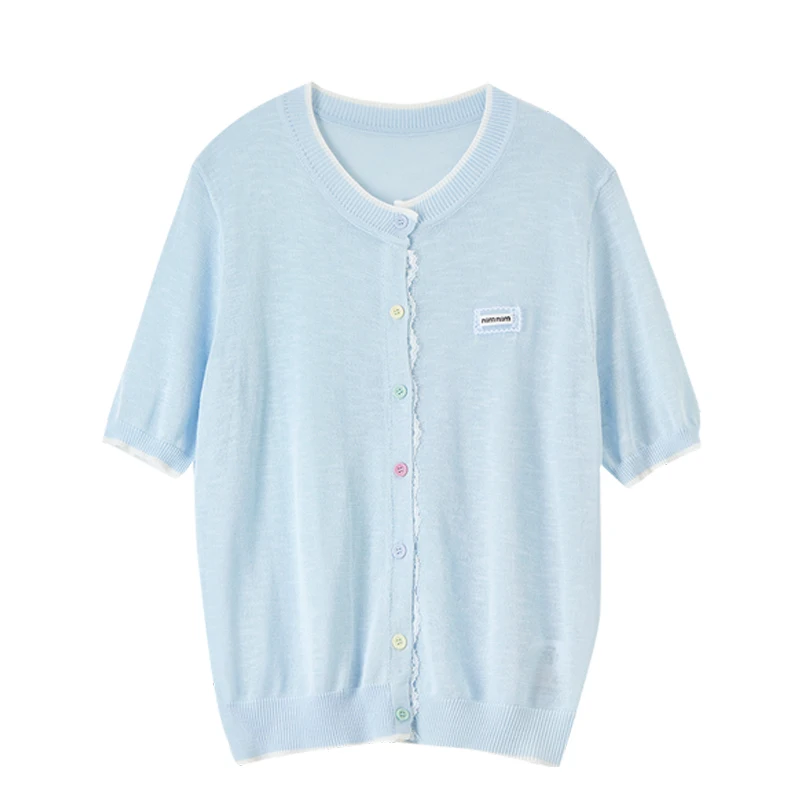 เสื้อคาร์ดิแกนแขนสั้นสำหรับฤดูร้อน SENTUBILA รุ่นปี 2025 สไตล์เกาหลี ตกแต่งกระดุมและลูกไม้ เสื้อถักลำลอง รุ่น W52HB1834