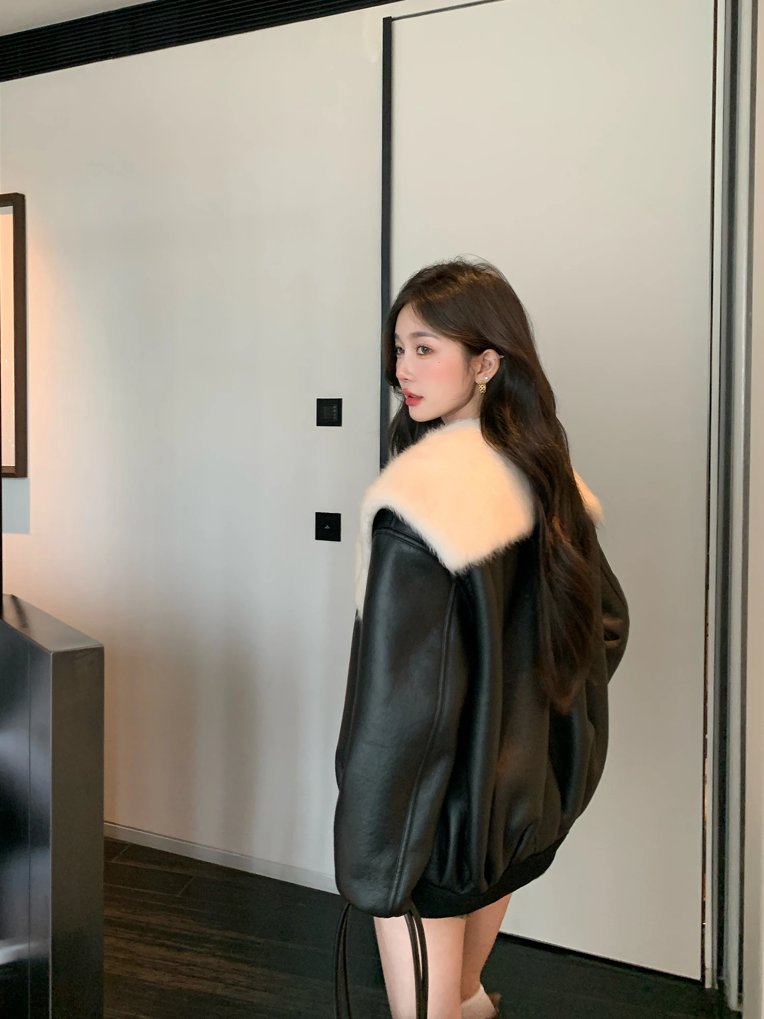 

LM Hard Core Spicy Girl 2025 New Sle PU Leather Cosite Lamb Fur Fur Coat Women Winter Faion Warmth Comfortable