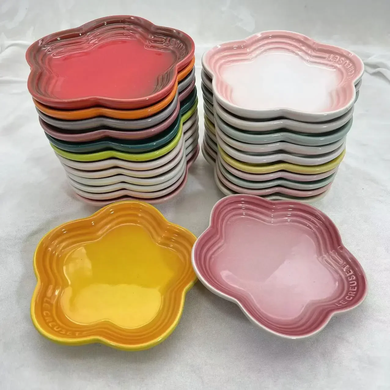 Plato Pequeño de Cerámica con Forma de Flor de Ciruelo de 5.5 Pulgadas (14 cm), Plato para Salsas con Diseño de Arcoíris, Plato para Mascotas con Forma de Hueso, Vajilla de Cerámica