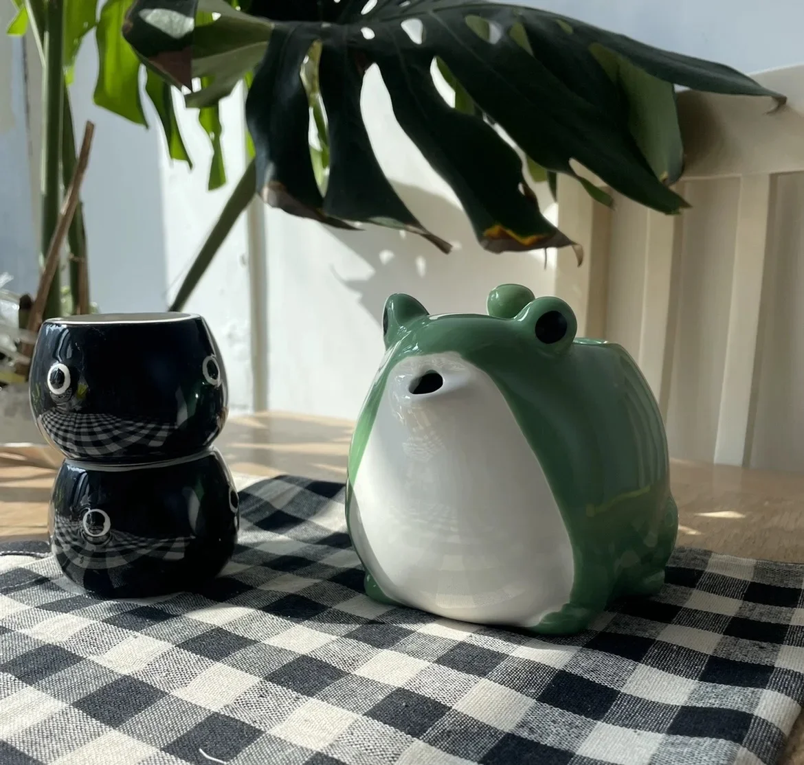 

Japanese Style Teawear Set Green Frog Black Tadpole Shaped Creative Porcelain Cute Ceramic Teapot and 2 Tea Cups Sets for Kids