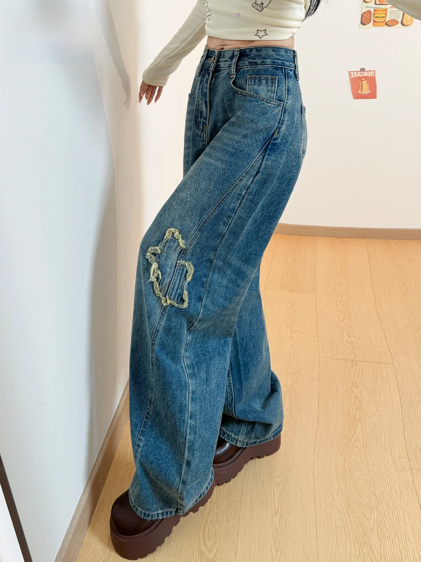 

Джинсы женские в американском стиле с эффектом потертости и нашивками-звездами, свободного прямого кроя, летние, новая модель, утягивающие, с широкими штанинами