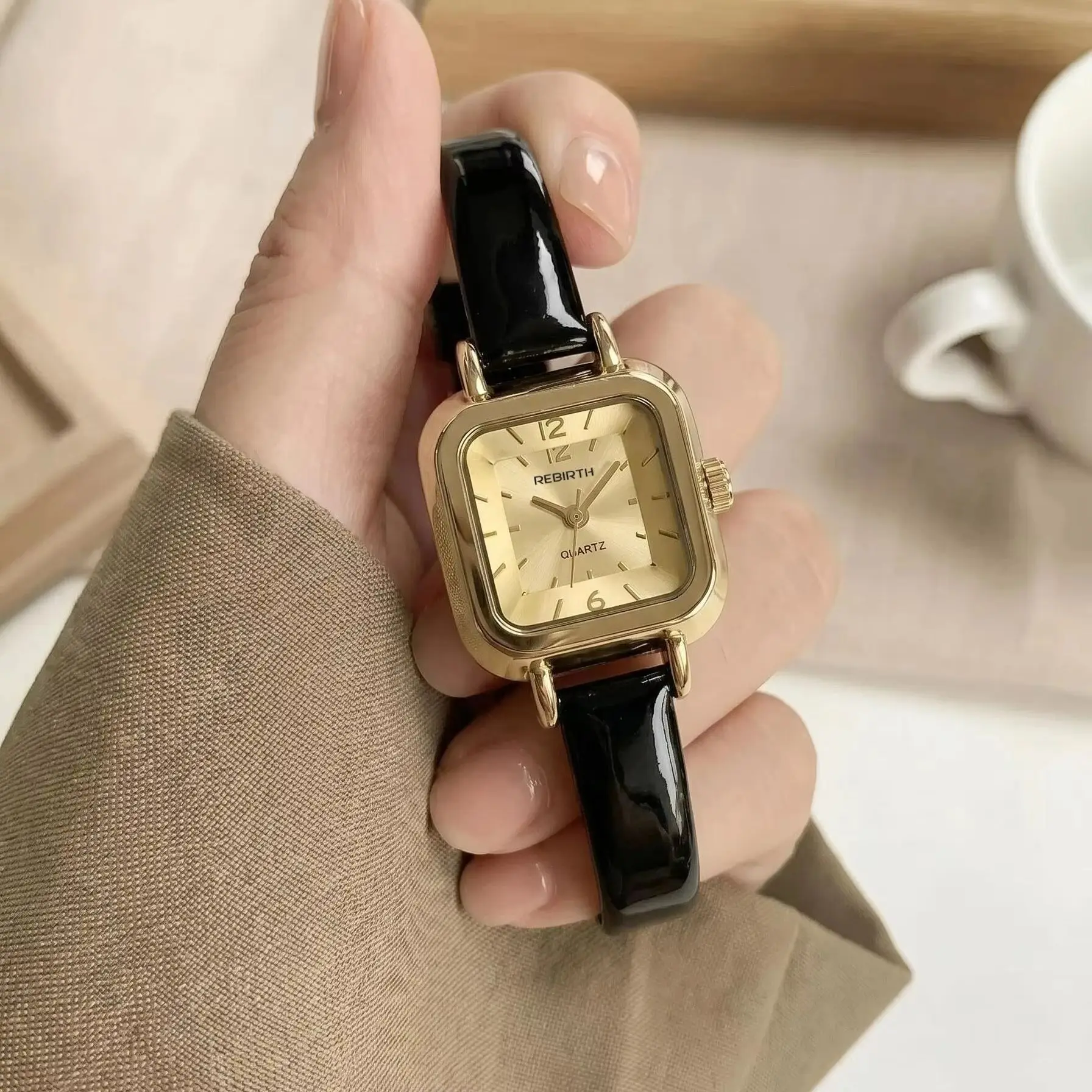 Simple Retro Women's Quartz Watch with a Compact Oval Dial and Slim Leather Strap for Everyday Wear