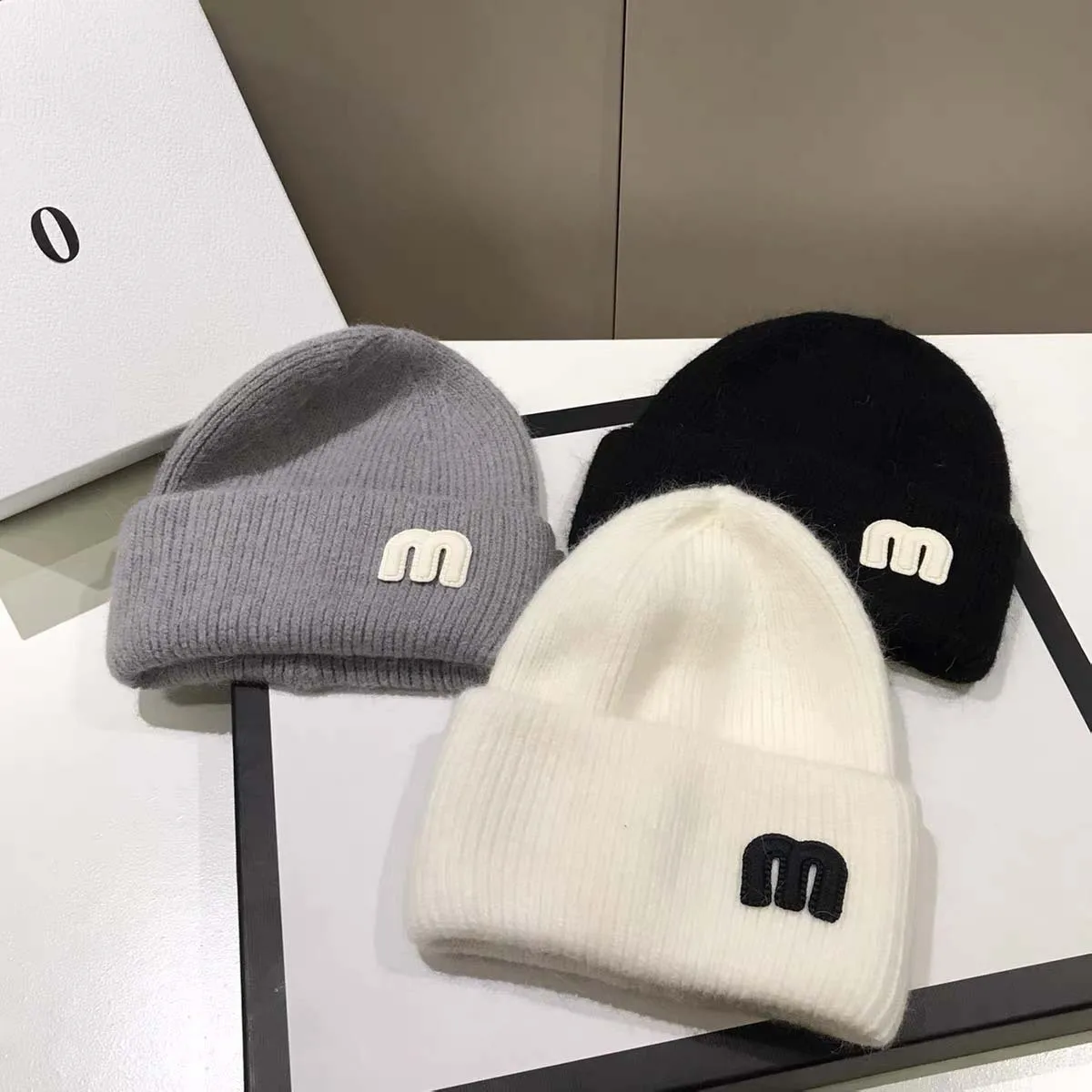 

Уютная шапка в стиле кроличьего меха 2025, очень теплая шапка с напуском, женская зимняя грелка для ушей, шикарный черно-белый унисекс