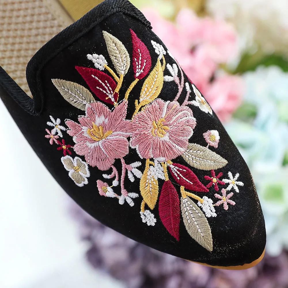 Woman\'s New Fabric Spring Pointed Toe Flat Mules Comfortable Slippers for Casual Fashion Ladies Summer Chinese Embroidered Shoes