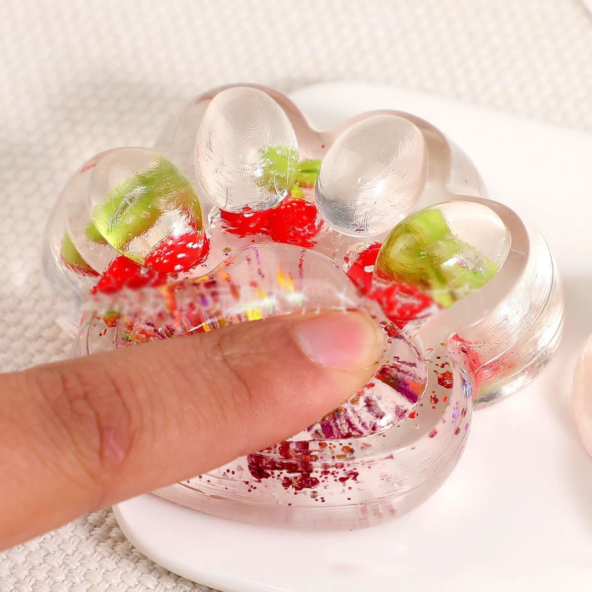 ของเล่นบีบคลายเครียดรูปอุ้งเท้าแมว ผลไม้คุณภาพสูง รูปสตรอว์เบอร์รีและองุ่น บีบแล้วคืนรูปช้าๆ นุ่มมือ ช่วยผ่อนคลายความเครียด