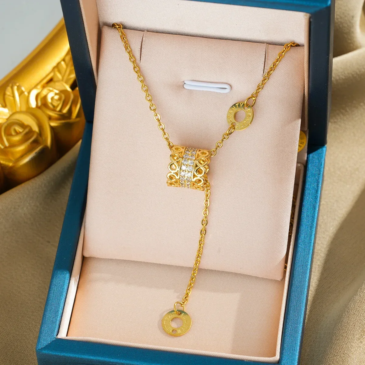 Слегка инкрустированное бриллиантами кольцо, модное и универсальное, золотое кольцо с бриллиантовым краем и жемчугом из титановой стали.