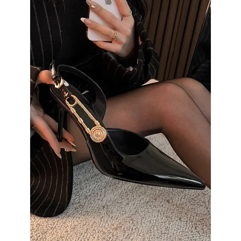 خريف جديد المرأة مثير حزام معدني قطعة واحدة الصنادل الجلدية الأسود أشار تو عالية الكعب المطاط تسولي من البر الرئيسى للصين #3