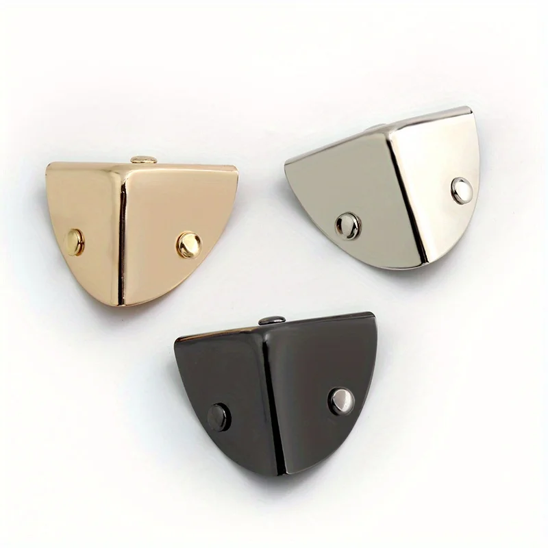 4 個の金属三角コーナー保護バックルレザークラフト財布フリップハンドバッグブックアルバム DIY ハードウェアアクセサリーに適しています