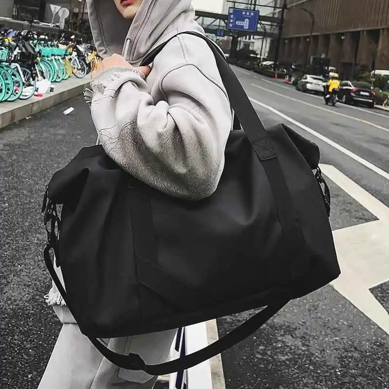 large-capacity-sports-bag-men's-travel-bag-fitness-handheld-luggage-lightweight-briefcase-for-business-trip-leisure-scene