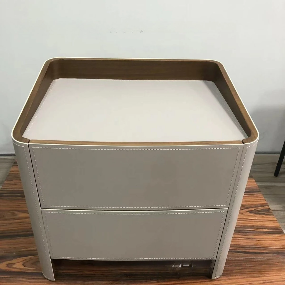 طاولة سرير إيطالية من الخشب الصلب مصنوعة من الجلد الفاخر وغرفة نوم فاخرة وطاولة بجانب السرير المنزلية #4