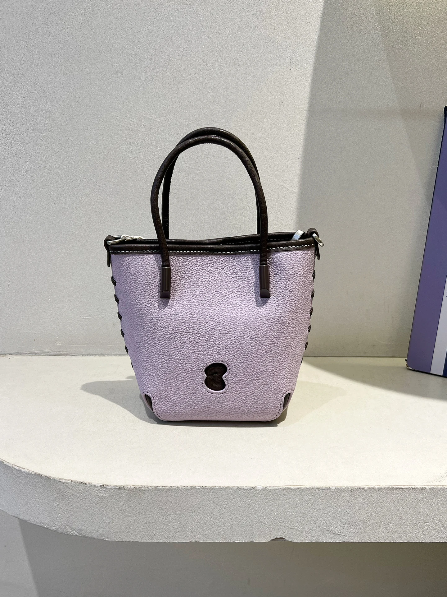 bolso-de-hombro-cruzado-para-mujer-con-diseno-de-lichi-en-contraste-de-color-asa-suave-y-cierre-magnetico-estilo-cubo-a-la