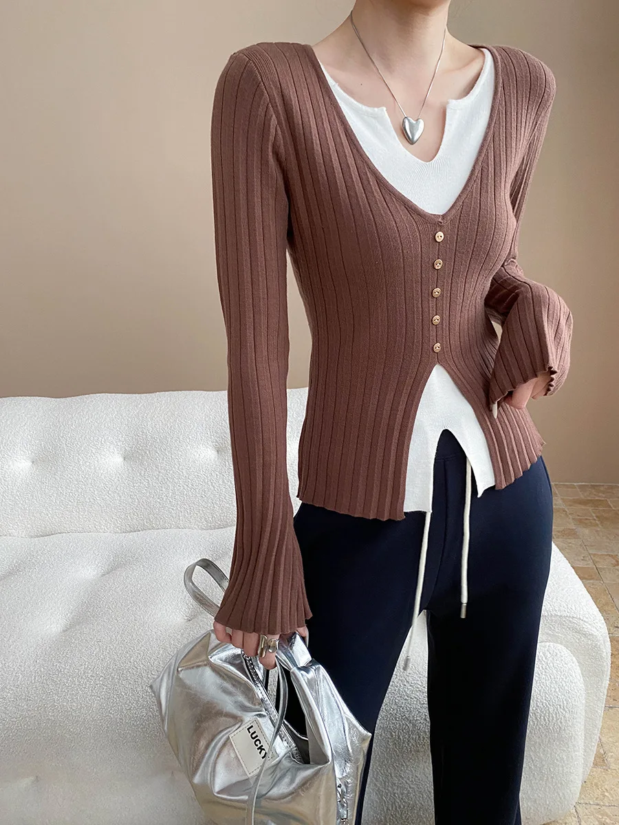 

Women's casual vacation two contrasting color V-neck design with slim fit and pit stripe knit base shirt