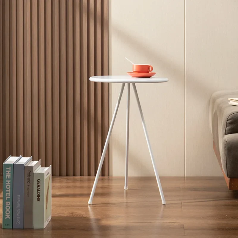 طاولة فنية حلوة، شرفة حديثة، طاولة معدنية مستديرة، طاولة أنيقة بجانب السرير لغرفة النوم وديكور أحمر شبكي أنيق