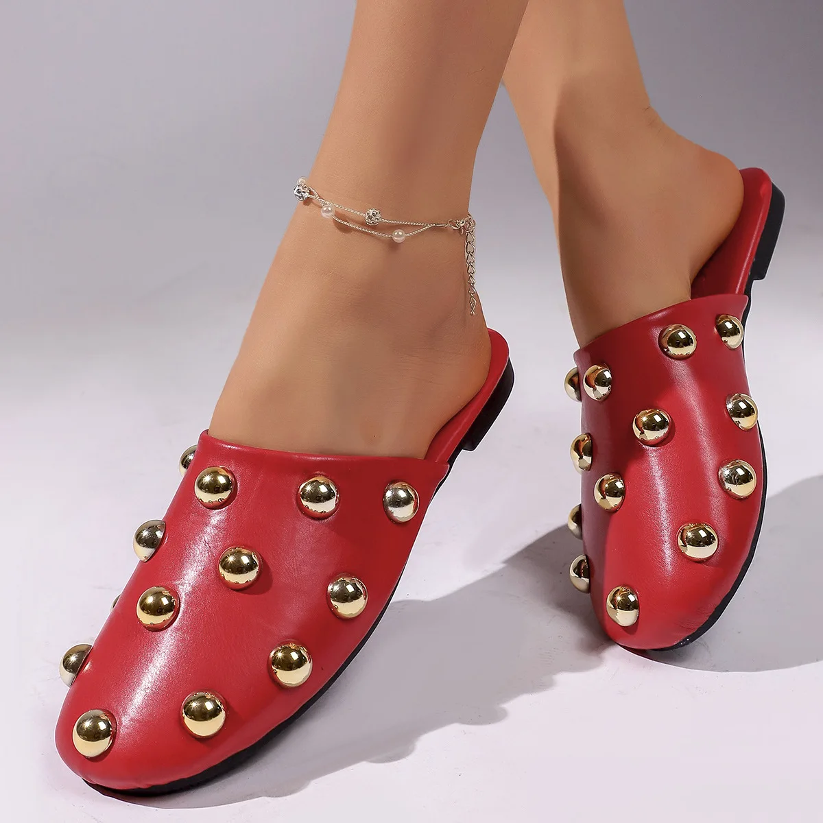 Bequeme Slip-On-Sandalen mit Metallnieten, lässige, abgedeckte Zehenpartie, weiche Gummisohle, flache Schuhe für den Alltag – Detail 4