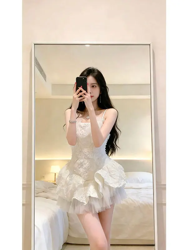 

Весна 2026: Повседневный комплект Pure Desire – расклешенная юбка с вышивкой в виде лепестков и 3D-эффектом, утягивающий топ-бюстье для женщин