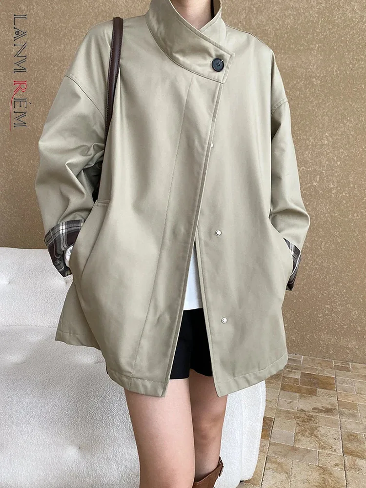 

[LANMREM] Office Lady Asymmetric Button Trench Women Stand Neck Long Sleeve Minimalism Short Windbreaker 2025 Spring New 26C849