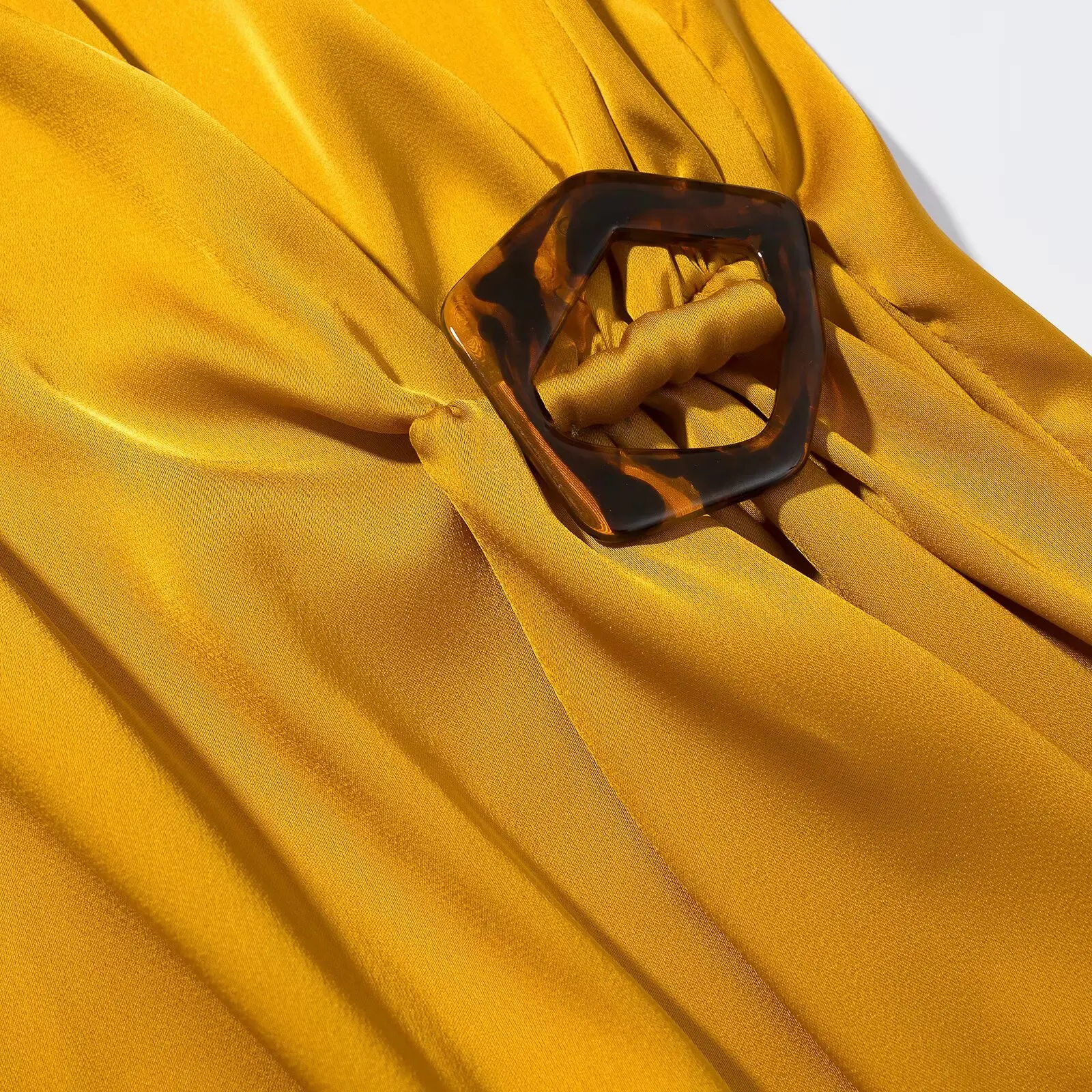 KONDALA Luxuriöses Gold-Satin Damen Partykleid, One-Shoulder Plissiertes Midi-Abendkleid, Modisches Sommerkleid 2026 für den Urlaub – Detail 5