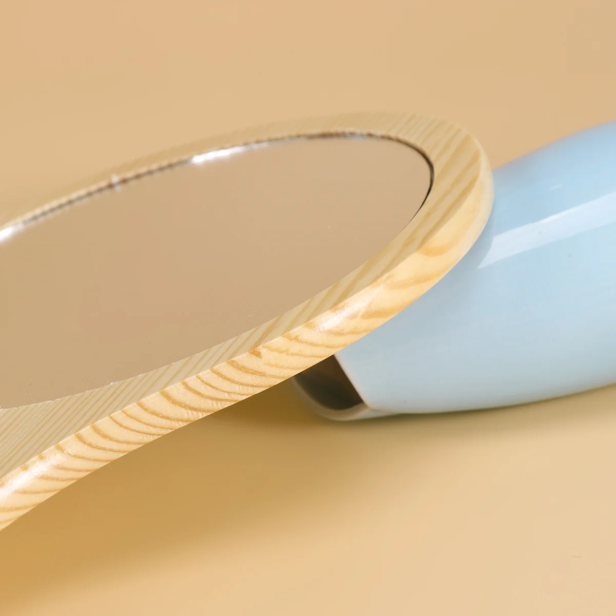 

1Pcs Wooden Frame Handheld Makeup Mirror Wood Handle Large Clear Mirror Durable Design for Women Girls Daily Grooming