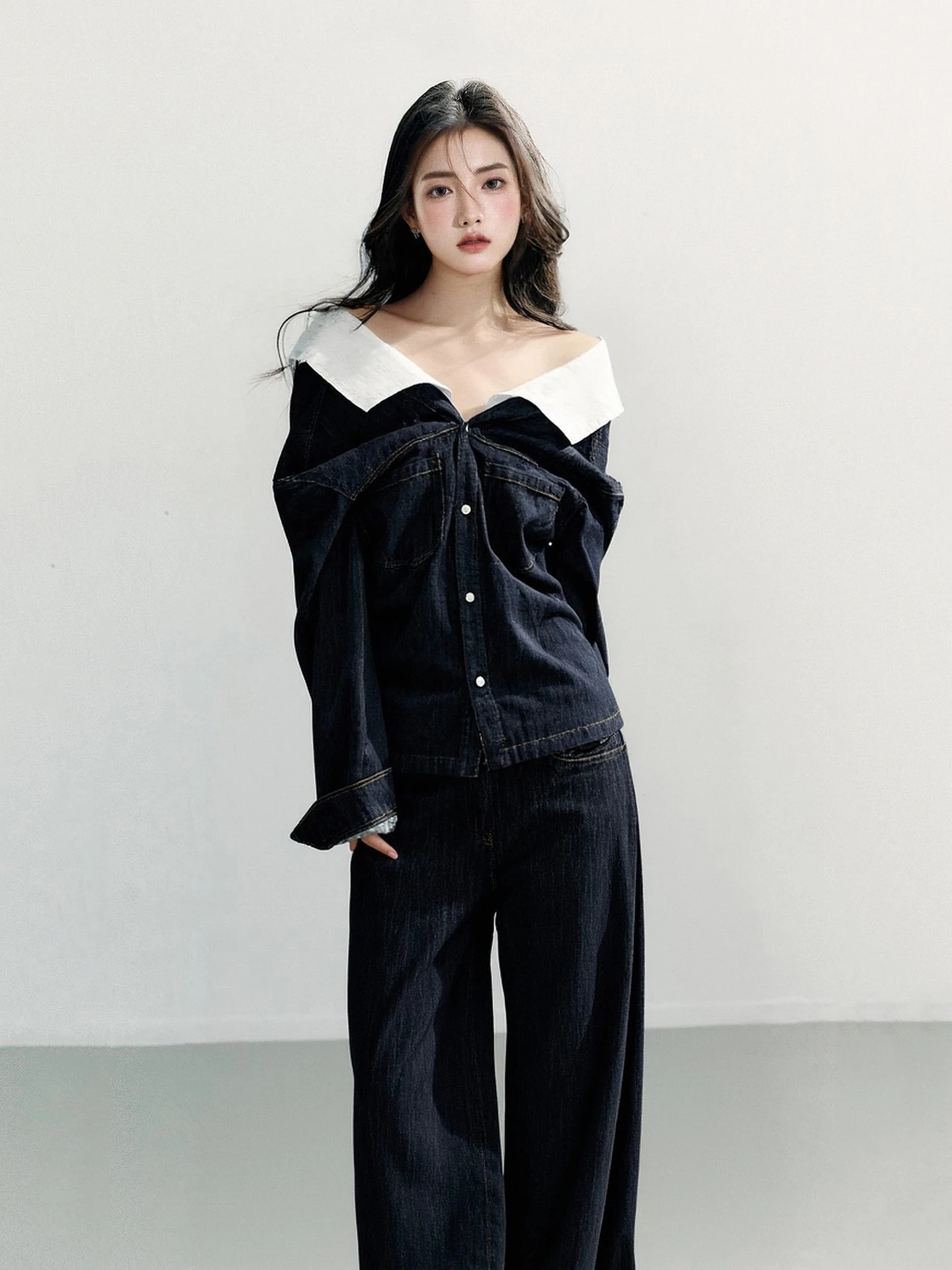 

Повседневная джинсовая куртка Lixiaowan с длинными рукавами и одним открытым плечом, женская, весенняя новинка, темно-синяя, свободного кроя, топ