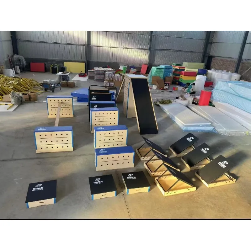 Venda quente personalizada Ninja Cursos Equipamento de obstáculos Ninja Warrior Curso de obstáculos Equipamento de Parkour para crianças exportado