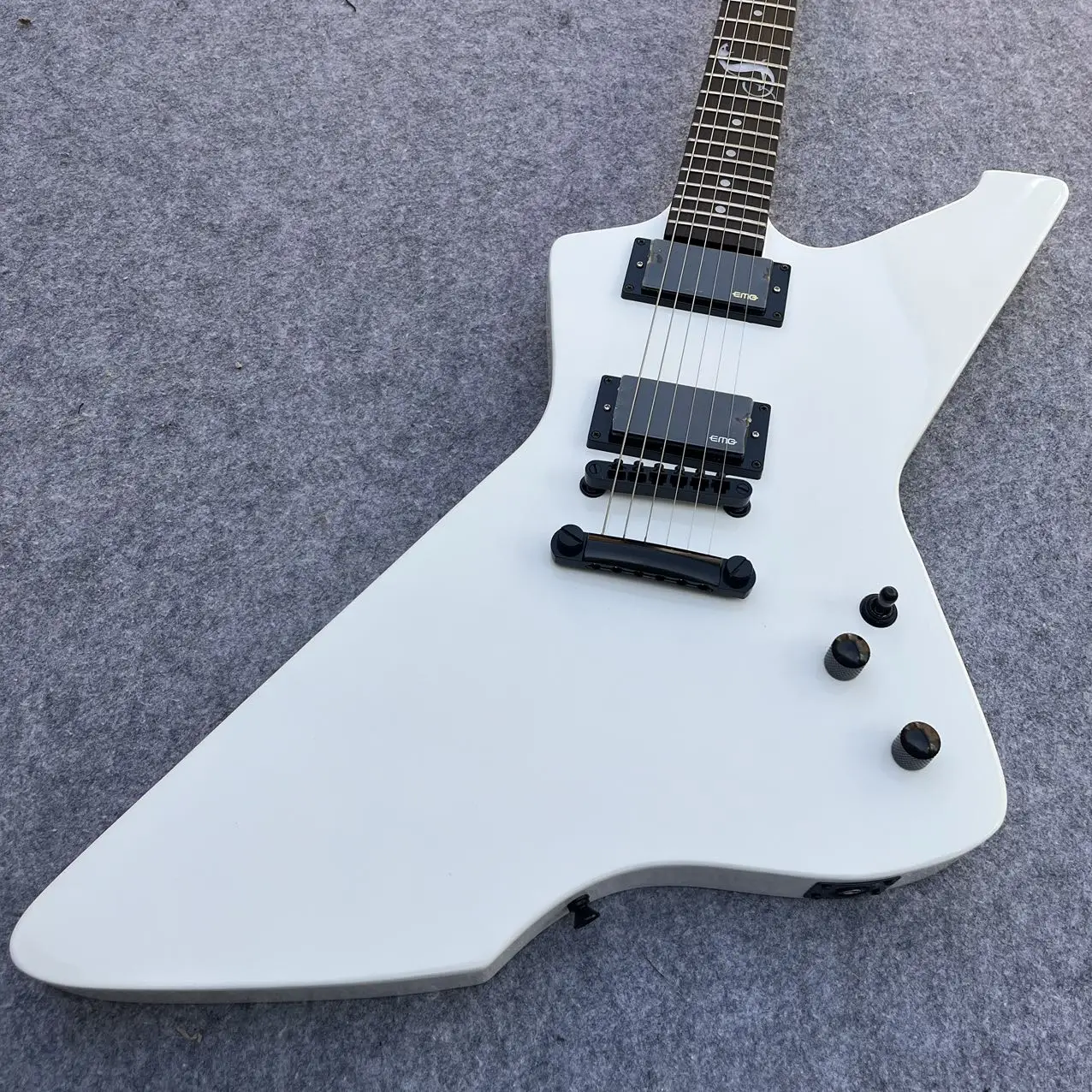 New Classic Shaped Electric Guitar, Quality Assurance, Professional Grade, Fast Delivery