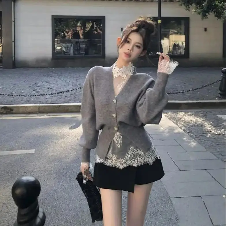 

French Long-Sleeved Sweater Gentle Fashion V-Neck Women Fall 2024 New Temperament Casual Joker Slim Top.