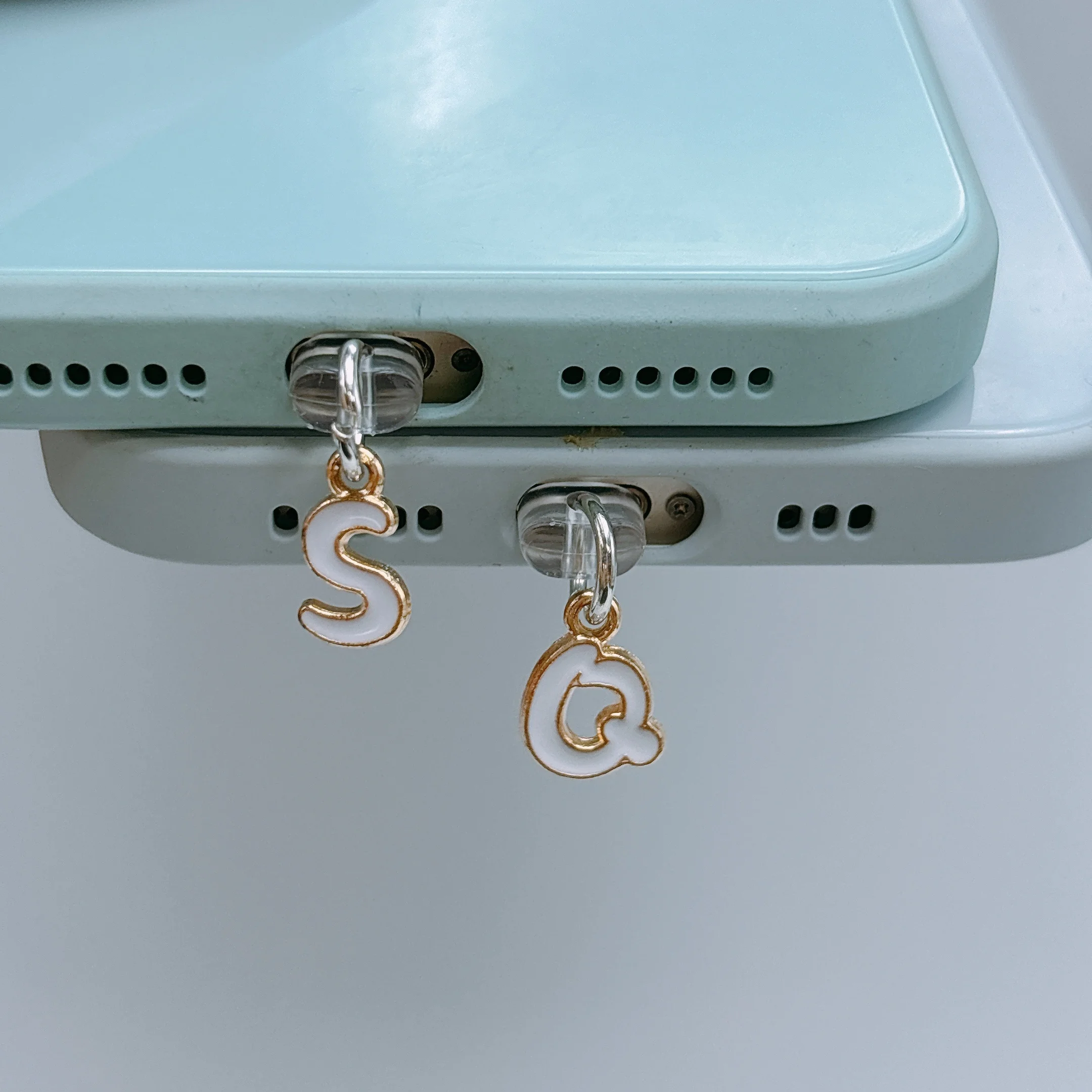 

English Letters A-M Phone Dust Plug, Simple and Exquisite Design with White Background and Gold Edges, Dedicated for Type-C Interface, Can Be Used to Create Personalized Logos/Phrases, Personalized Digital Accessories
