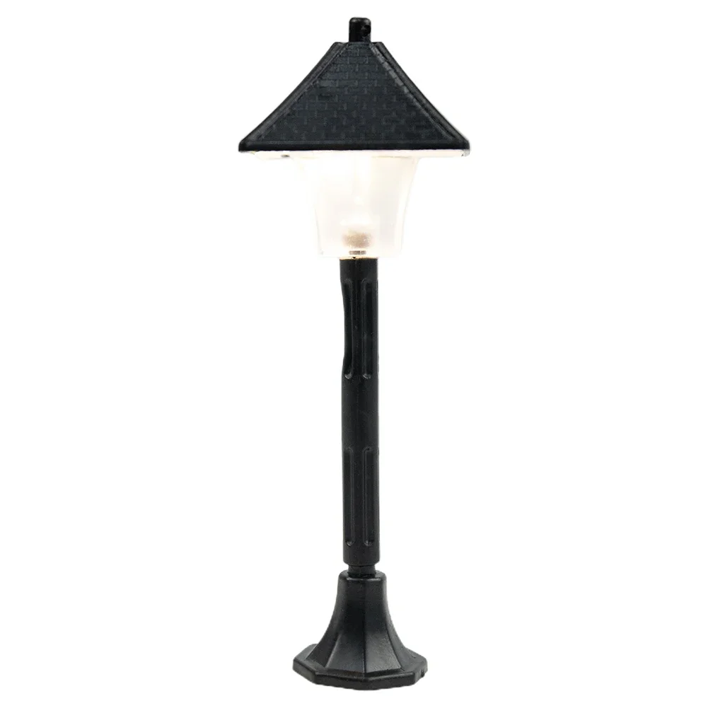 1 set nuovissimo luci per la casa ornamento arredamento da giardino lampada solare treno batteria in miniatura casa delle bambole nera modello strada
