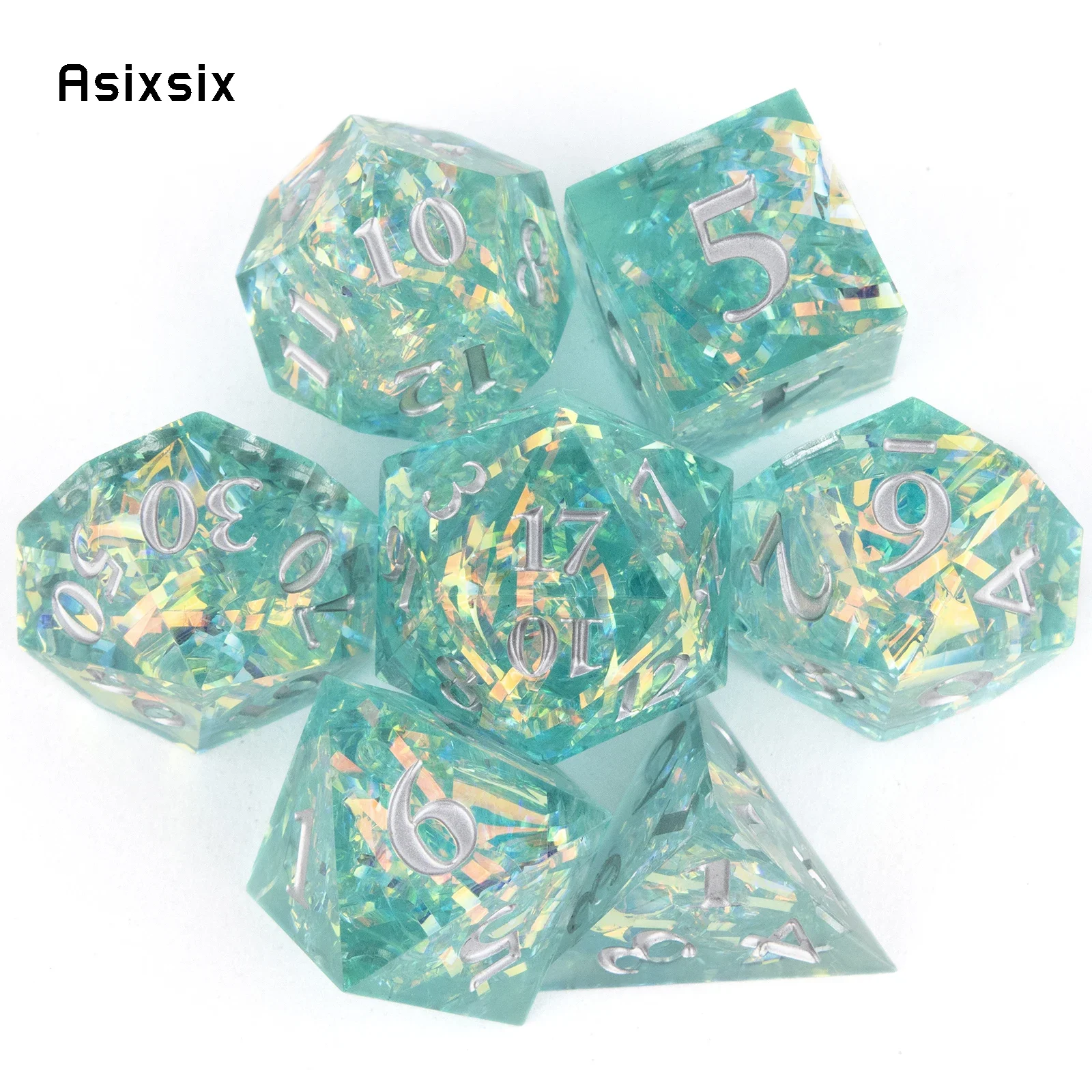 

Набор из 7 зеленых полимерных многогранных кубиков с острыми краями и серебряными цифрами, подходящих для ролевых игр и настольных игр