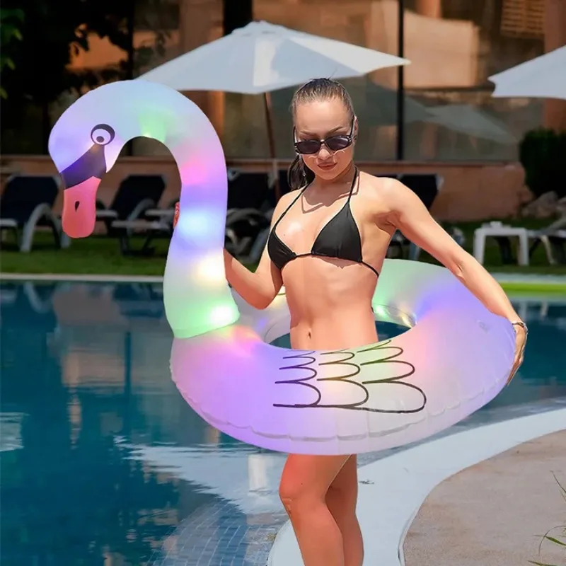 Anelli da Nuoto Gonfiabili a Forma di Fenicottero 2026 Rinforzati con Luci LED, Giocattoli Gonfiabili Galleggianti per Piscina e Spiaggia Estive