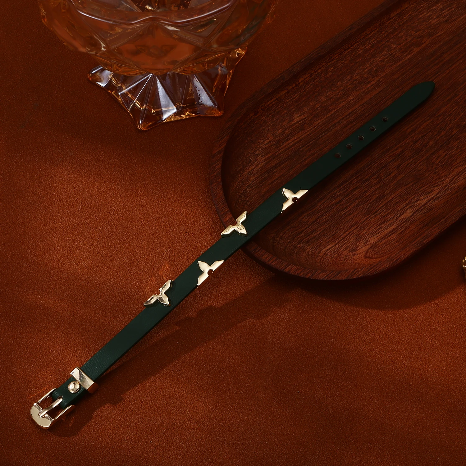 1. Damen-Armband, mehrfarbig, gestreift, schmal, mit glatter, glänzender Oberfläche, elegantes Handgelenksaccessoire für Dates und Abendveranstaltungen. – Detail 7