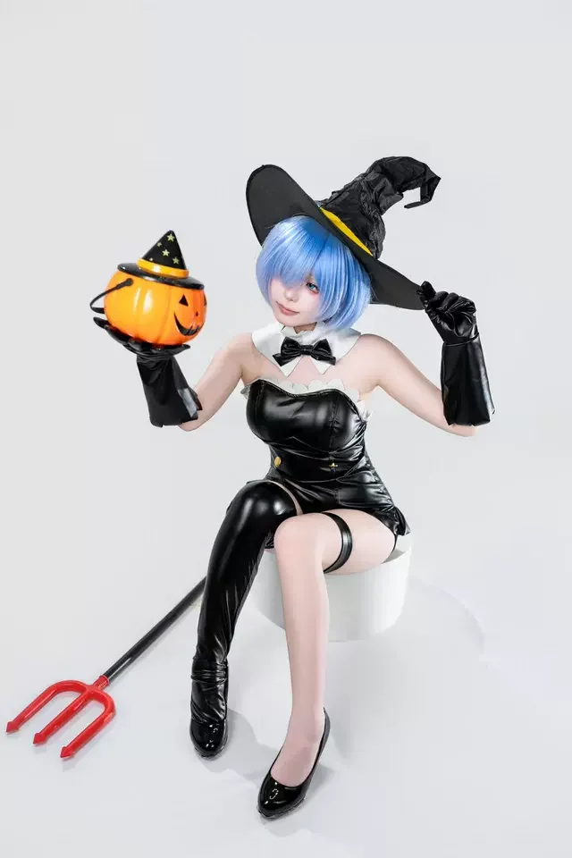 Disfraz de Cosplay de Re:Zero Rem Phantom Night Magic - Conjunto Completo de 7 Piezas con Traje de Cuero Negro, Sombrero de Bruja y Guantes, Atuendo para Conveniones de Anime y Halloween para Mujeres