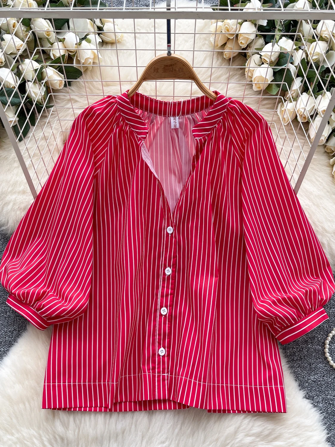 قميص مخطط أنيق برقبة على شكل حرف v وأكمام واسعة للنساء صيفي عصري غير رسمي فضفاض على الطراز الكوري وأكمام طويلة للتنقل