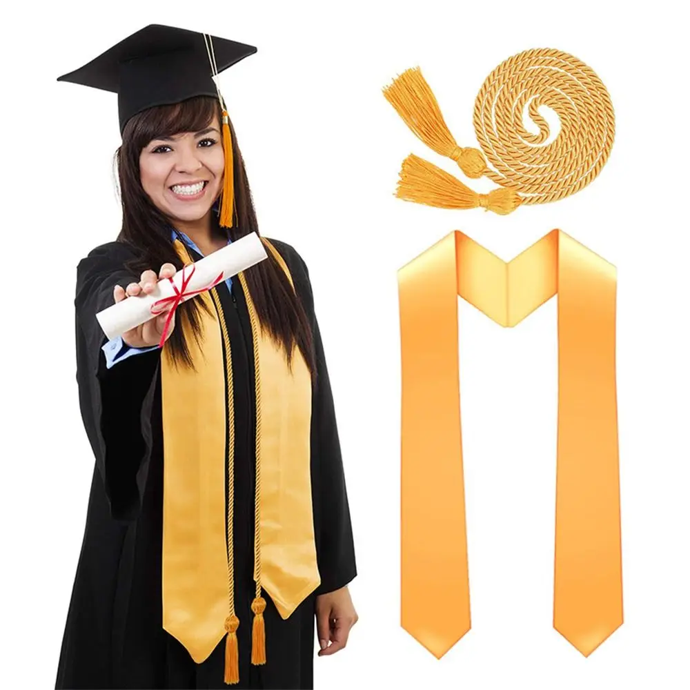 Set di 4 Pezzi per Cerimonia di Laurea: Toga con Scollo a V, Nappa, Sciarpa e Cappello con Chiusura a Cerniera