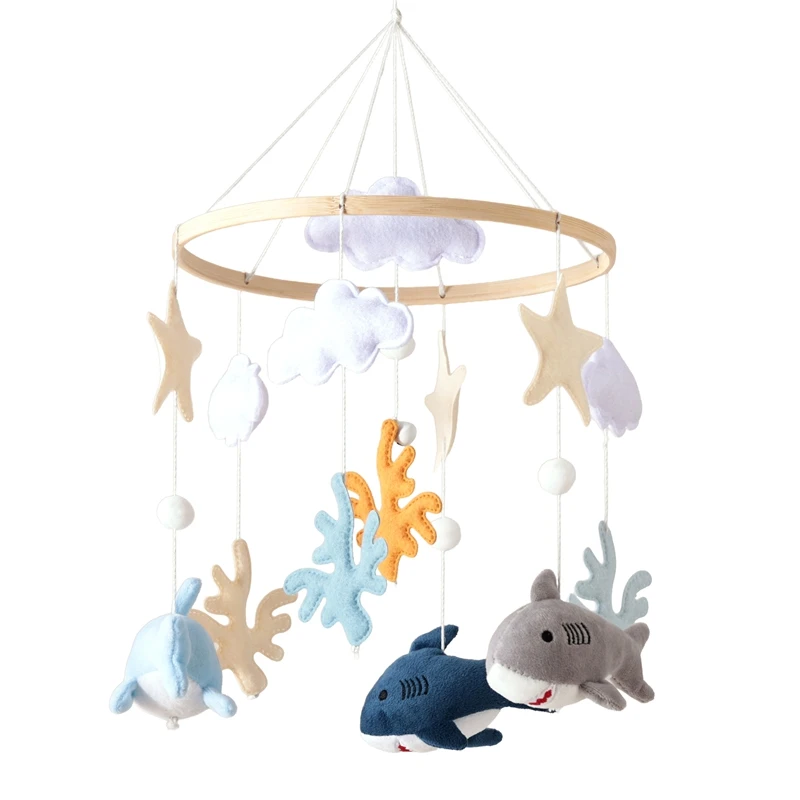 ตาปลาฉลามกลมของเด็กมอนเตสซอรี่มีเสน่ห์น่ารัก และจี้ปลาและปลาดาวขนาดเล็กที่แขวนมีสีสันสดใส