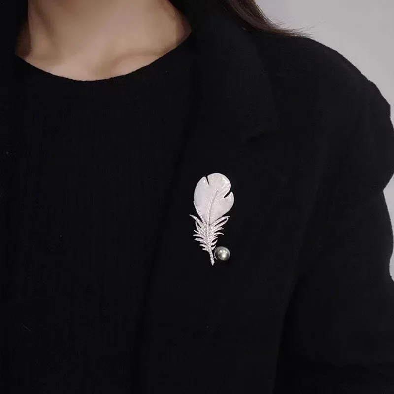 موضة كريستال شل ريشة بروش دبابيس للنساء الفاخرة الأبيض اللؤلؤ الذهب اللون هدايا حفلات الزفاف الملابس والاكسسوارات #3