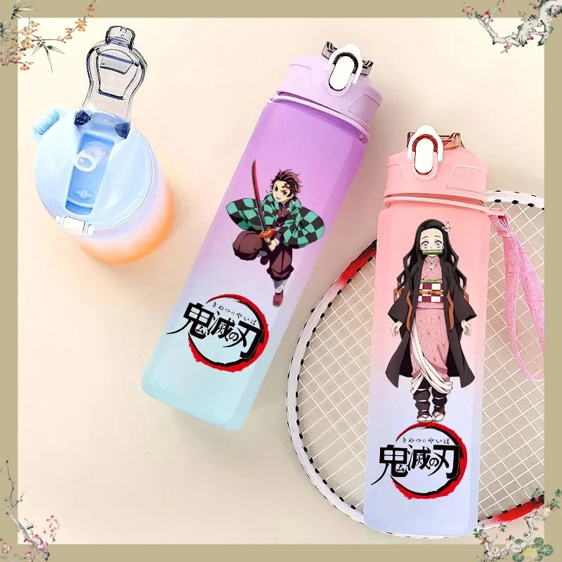 

Спортивная пластиковая бутылка для воды с аниме-дизайном, градиентная, с трубочкой, 750 мл, большая емкость, портативная, в стиле Камадо Нэзуко.