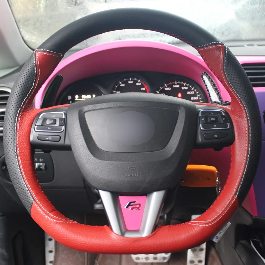 غطاء عجلة قيادة السيارة مصنوع يدويًا وغير قابل للانزلاق باللون الأسود والأحمر من الجلد الطبيعي لملحقات سيات ليون الداخلية