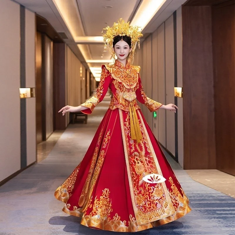 

The dress is made of flowers with a phoenix crown red wedding robe and dragon gown