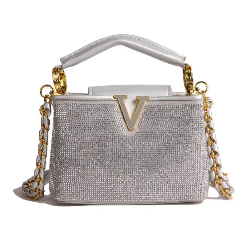 กระเป๋าสะพายข้างผู้หญิงระดับไฮเอนด์ ผลิตจากหนังคุณภาพดี โดดเด่นด้วยดีไซน์ที่ได้แรงบันดาลใจจากนักออกแบบ และลุควินเทจแบบปารีส ​