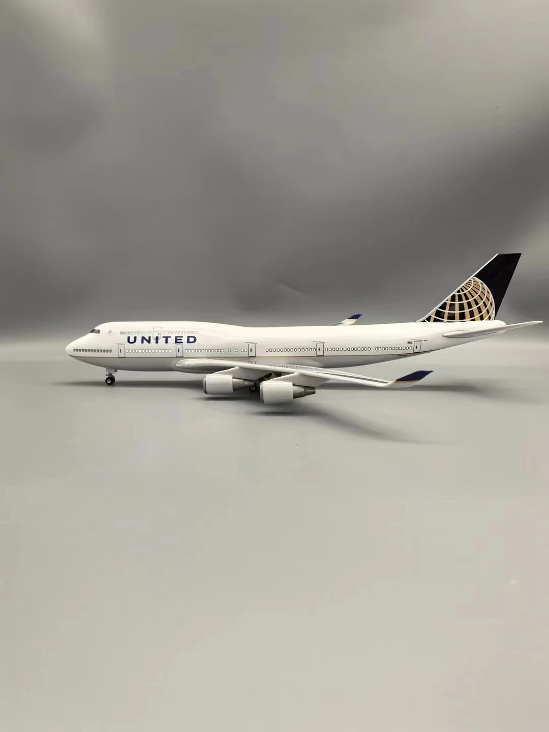 

47cm B747 United Airways 1:150 Scale Plane Kit Resin Diecast Aircraft With Lights Wooden Base Adults Fun Aviation Model Gifts