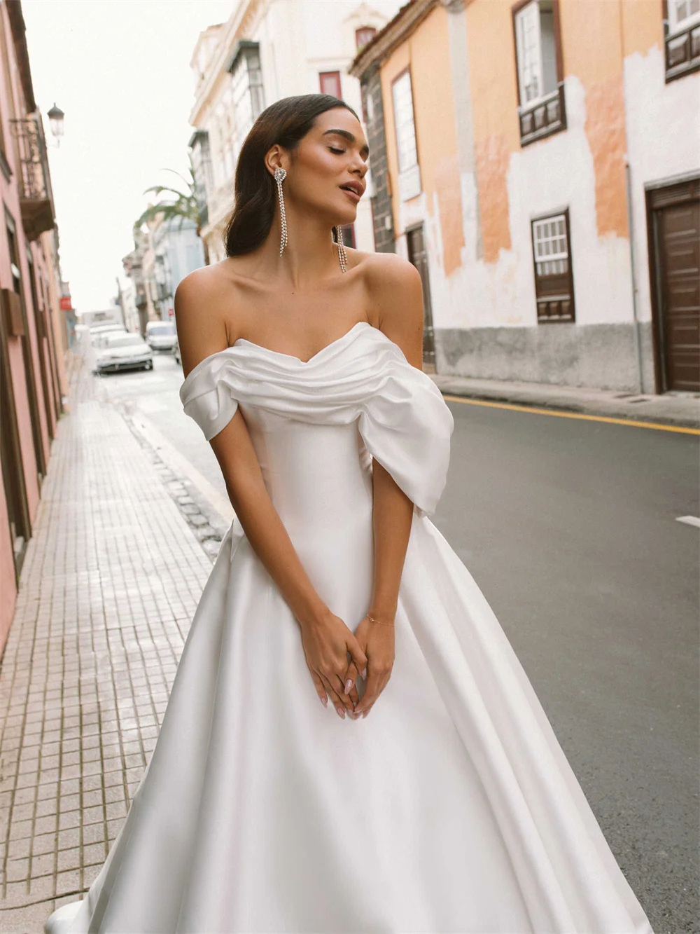 Abiti da sposa a-line in raso Abiti da sposa con spalle scoperte Backless Sweetheart personalizzato Vestido De Noiva Senza maniche Robe De Mariée